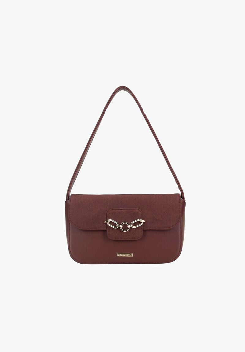 Borsa a tracolla bordeaux con corpo in pelle liscia, pattina in suede e un accento decorativo di catena dorata. Presenta una tracolla regolabile.