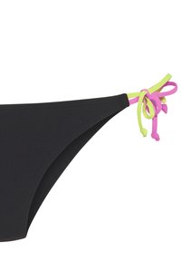 Schwarzer Bikiniunterteil mit verstellbaren Krawatten in Neonpink und Grün. Glatte Textur mit einem tiefen Schnitt und genähten Nähten.