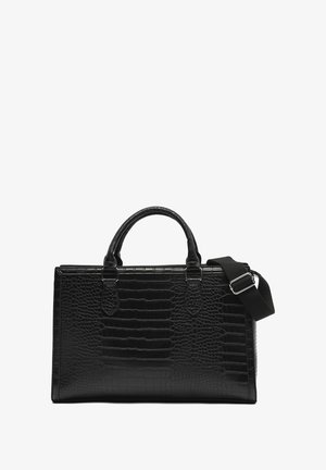 Borsa a mano nera rettangolare in pelle con texture a coccodrillo, due manici superiori e una tracolla nera regolabile con fibbia in argento.