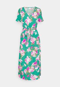Vestido floral em tecido verde com flores rosa e brancas, decote em V, mangas curtas e um cinto amarrado na cintura.