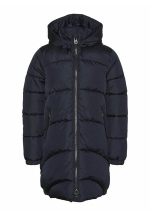 Námornícky prešívaný kabát s kapucňou, ktorý má plný predný zips, bočné vrecká a prešívaný dizajn s izolovanými časťami pre teplo.