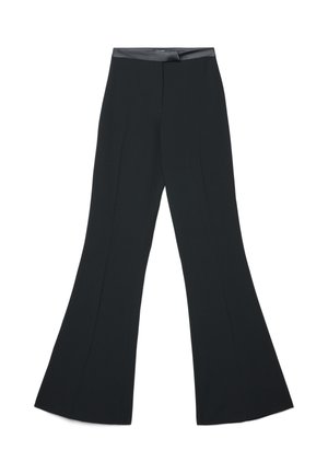 Pantaloni neri a zampa con vita liscia. Realizzati in tessuto elasticizzato, presentano due cuciture frontali e un design a gamba larga.