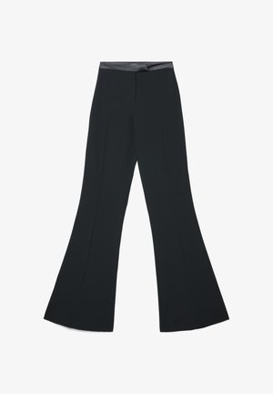 Pantaloni neri a zampa con vita liscia. Realizzati in tessuto elasticizzato, presentano due cuciture frontali e un design a gamba larga.