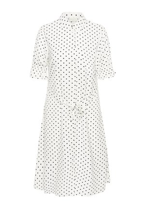 Witte jurk tot op de knie met zwarte polka dots, korte pofmouwtjes, kraag, knoopsluiting aan de voorkant en een ceintuur die gestrikt is in de taille.