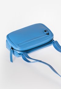 Borsa a tracolla blu in pelle con forma rettangolare, chiusura con zip, tasca frontale e tracolle regolabili. Texture liscia e design minimalista.