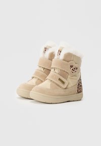 Beige ankelstøvler med pelskant, borrelåsremmer og en leopardprikket detalj på hælen. Bløtt semsket skinnmateriale og teksturert gummisåle.