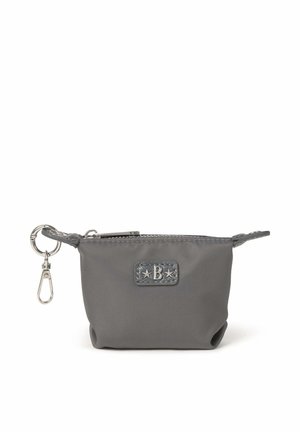 Graue kleine Tasche mit Reißverschluss und Metall-Schlüsselanhänger, mit aufgenähter Lederapplikation mit dem Buchstaben B und zwei Sternen.
