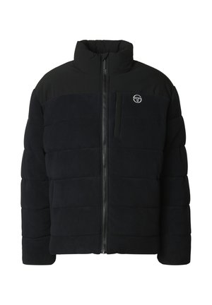 Černá péřová bunda s vysokým límcem, vybavená prošívanými částmi, zipovým zapínáním a malým logem na kapse na hrudi. Jemná textura.