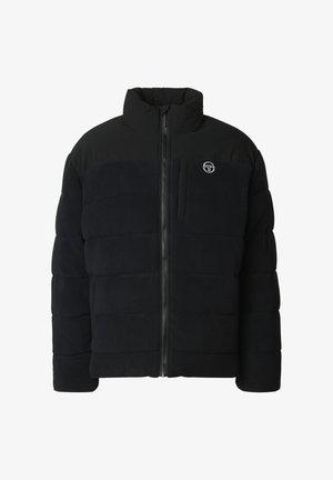 Černá péřová bunda s vysokým límcem, vybavená prošívanými částmi, zipovým zapínáním a malým logem na kapse na hrudi. Jemná textura.