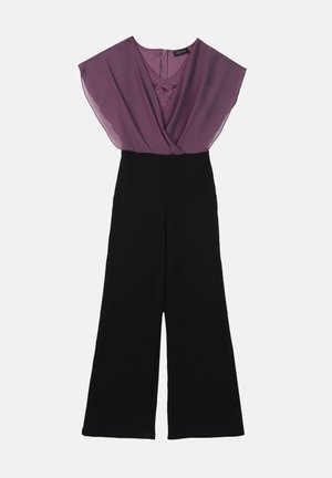 Haut en chiffon violet avec un col en perles, accompagné d'un pantalon large noir. Présente une fermeture éclair au dos et une texture lisse.