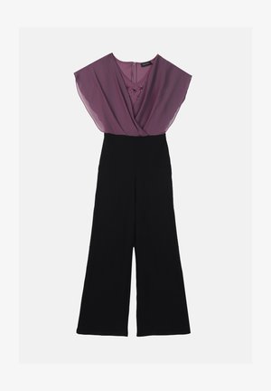 Paarse chiffon top met een bewerkte halslijn, gecombineerd met zwarte wijde broekspijpen. Beschikt over een ritssluiting aan de achterkant en een soepele textuur.