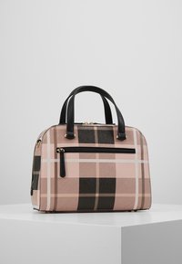 Torebka w kratę w kolorze różowym, czarnym i kremowym. Posiada dwa czarne uchwyty, zamykaną na zamek przednią kieszeń oraz akcenty w kolorze złotym. Sztywny kształt.