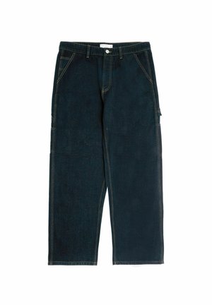 Donkerblauwe spijkerbroek met een relaxte pasvorm, vijf zakken en contrasterende gele stiksels, met een zijzak op het been.