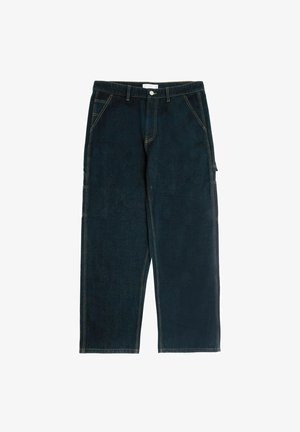 Donkerblauwe spijkerbroek met een relaxte pasvorm, vijf zakken en contrasterende gele stiksels, met een zijzak op het been.