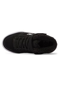 Zwarte hoge sneakers met een gestructureerde suède bovenkant, gewatteerde kraag en een witte rubberen zool. Voorzien van vetersluiting aan de voorkant en logo-detail.