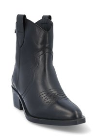 Bota de vaquero de cuero negro con punta afilada, costura decorativa en la parte frontal y tacón bajo apilado.