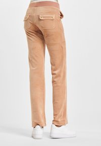 Juicy Couture DEL RAY GOLD HARDWARE  - Nohavice - cafe au lait