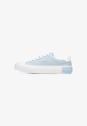 Zapatillas de lona azul claro con puntera y suela de goma blanca. Cuentan con cordones blancos y un detalle azul claro en el talón con la marca.