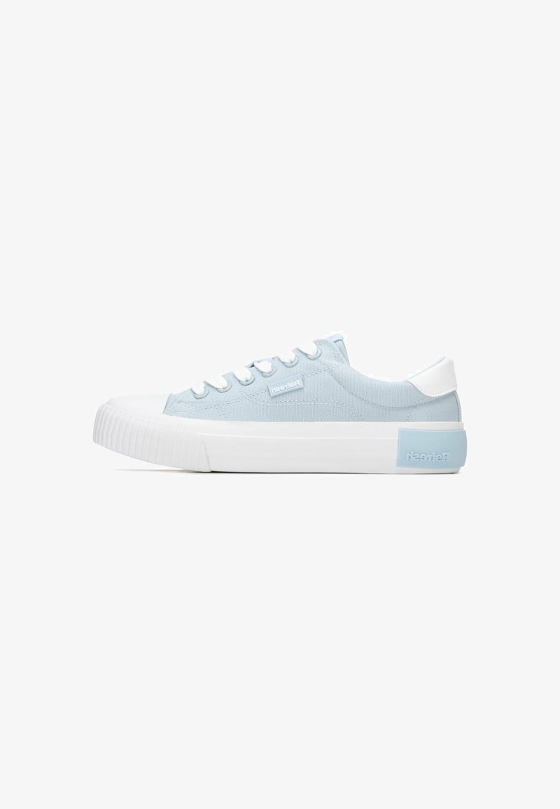 Zapatillas de lona azul claro con puntera y suela de goma blanca. Cuentan con cordones blancos y un detalle azul claro en el talón con la marca.