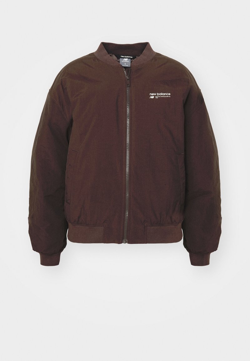 Tumma ruskea New Balance -bomber takki, joka toimii vetoketjulla edessä, varustettu ribbikankaalla kauluksessa, hihansuissa ja helmassa, ja siinä on pieni valkoinen logo rinnassa.