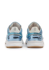 Scarpe da ginnastica azzurro chiaro con una parte superiore in rete testurizzata e dettagli blu lucidi, dotate di una suola bianca e un branding minimalista.