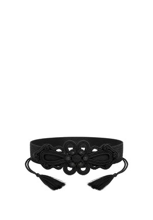 Cinturón de tela negra con un diseño floral trenzado decorativo central y dos borlas colgando de cordones trenzados a cada lado.