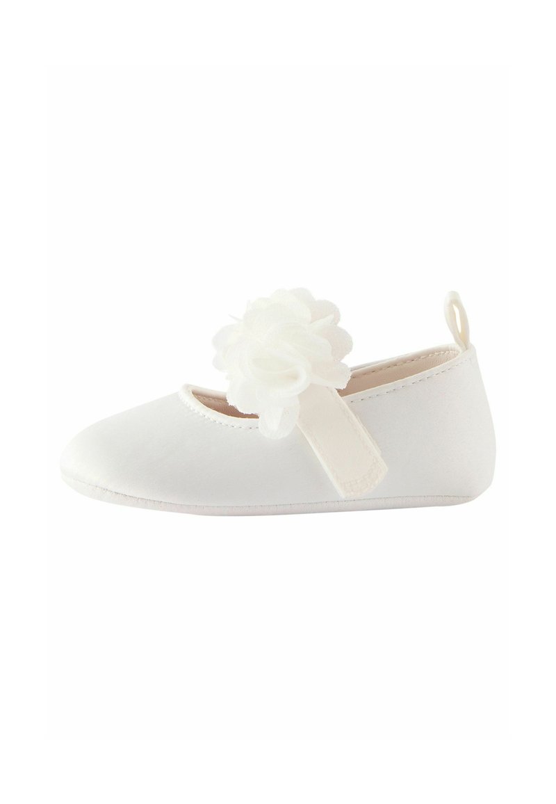 Weiße Ballettflats aus Stoff mit runder Zehenpartie und Blumenverzierung. Verfügt über einen pinken elastischen Riemen und ein weiches Innenfutter.