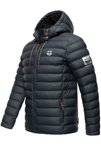 Námořnická puffer bunda s kapucí, s prošívaným designem, šedými šňůrkami, bočními zipovými kapsami a logem na hrudi a na rukávu.