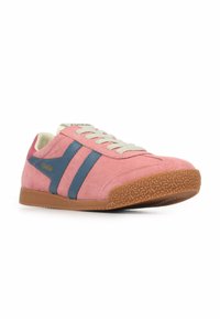Sneaker rosa in suede con lacci beige, strisce blu e dettagli sul tallone, suola in gomma testurizzata. Presenta un logo sul lato.