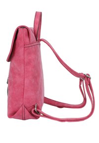 Borsa a tracolla sintetica rosa con una superficie liscia, caratterizzata da una chiusura a patta, spallacci regolabili e accenti metallici. Vista laterale.