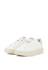 Sneaker bianche basse con suole spesse beige, lacci bianchi, linguetta in tessuto viola e dettaglio iridescente sul tallone.