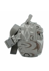 Pequeña bolsa de tela gris con patrones abstractos en marrón, múltiples compartimentos con cremallera y una correa ajustable. Presenta un sistema de sujeción lateral con hebilla.