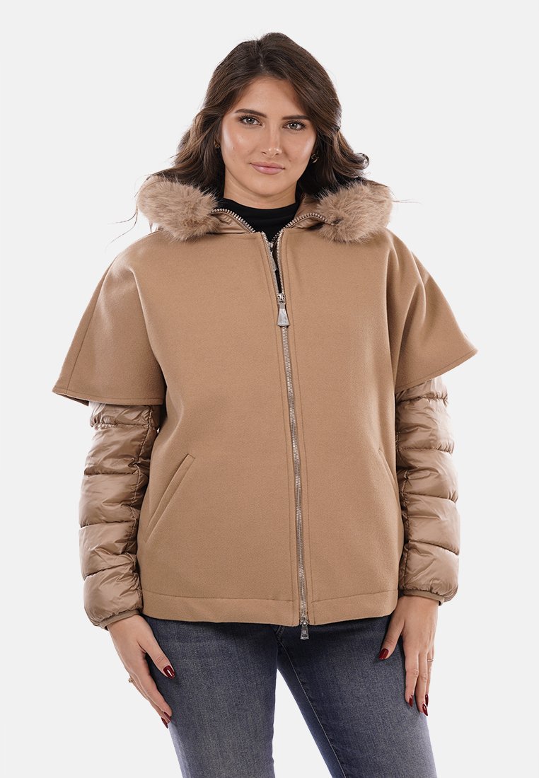 Giacca color cammello con chiusura frontale con zip, maniche in stile mantella e cappuccio in pelliccia sintetica. Le maniche hanno un design lucido e imbottito. Tessuto uniforme su tutta la superficie.