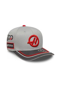 Szara czapka baseballowa z płaskim daszkiem, czerwonym haftowanym logo, czerwonymi akcentami oraz kontrastującym ciemniejszym szarym daszkiem od spodu. Posiada materiałową łatę po boku.