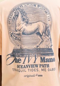 Ilustrație cu un cal ridicat pe picioarele din spate într-un cadru circular, cu text care face referire la "The IVY Manor" și "Oceanview Path, Tranquil Tides, ME 04801".
