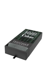 Box-Set mit sechs grauen Boxershorts aus Bambusfaser, verpackt in einer schwarzen Kartonverpackung mit grünem Holz-Design und Markenlogo-Details.