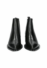 Bottes noires en cuir montant jusqu'à la cheville avec un bout pointu, une texture lisse et un petit talon empilé, présentant des détails minimaux et une silhouette élégante.