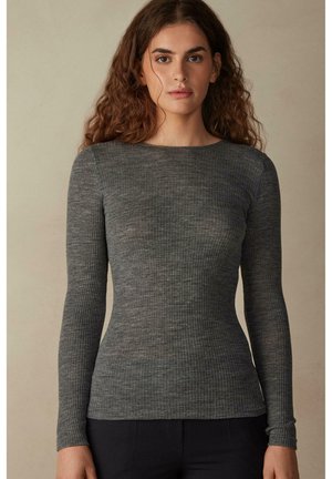 Maglietta grigia a maniche lunghe a coste con scollatura tonda, caratterizzata da un design aderente e una morbida texture, adatta per essere indossata a strati o per look casual.