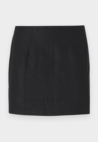 Črna krila s prilegajočim krojem, ki vsebuje gube in gladko, teksturirano blago. Rob je ravno odrezan in sega malo nad kolena.