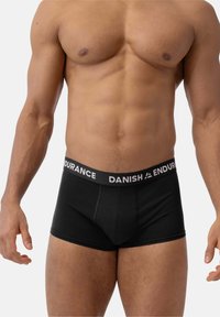 Černé boxerky s širokým elastickým pasem, na kterém je bílým písmem napsáno "DANISH ENDURANCE". Hladká tkanina, přiléhavý střih a délka do poloviny stehen.