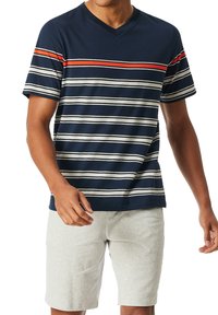 Camiseta de rayas marinas con rayas horizontales rojas y blancas, de manga corta y escote en V, combinada con pantalones cortos grises. Material de algodón.