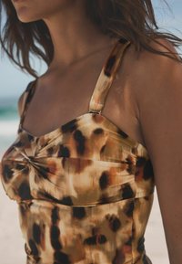 Next WIDE STRAP TUMMY CONTROL - Bikiniöverdel - brown leopard