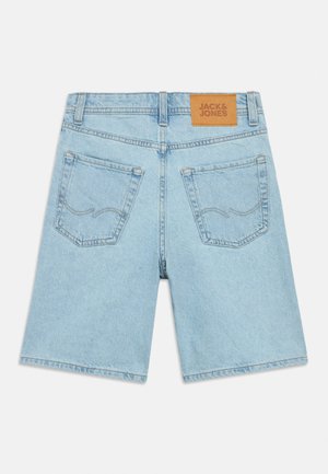 Hellblaue Denim-Shorts mit geradem Schnitt. Verfügt über zwei Gesäßtaschen, dezente Nähte und ein braunes Leder-Brand-Patch am Bund.