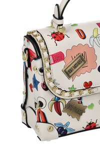 Bolso de piel sintética blanca con patrones de dibujos animados coloridos, correa de cadena dorada, detalles metálicos y una etiqueta frontal que dice "EYE THEME".