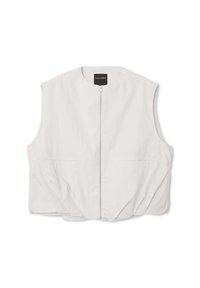 Hellgraue ärmellose Weste aus einem glatten Stoff, mit einem Reißverschluss vorne, einem cropped Design und subtilen Raffungselementen an der Taille.