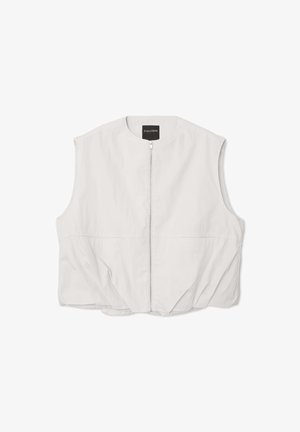 Gilet sans manches gris clair en tissu lisse, avec une fermeture éclair à l'avant, un design court et des fronces subtiles à la taille.