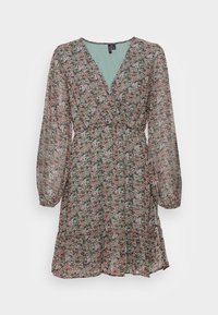 Květinové šaty s zavinovacím střihem z transparentního materiálu, s výstřihem do V, dlouhými balónovými rukávy, páskem v pase a vrstveným lemem. Barevná paleta zahrnuje zelenou, růžovou a bílou.