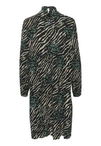 Juoda ilgomis rankovėmis suknelė su zebro ir tamsiai žalia leopardų raštu, turinti aukštą kaklą ir raktelio formos iškirptę nugaroje.
