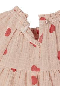 Helles rosa Kleid aus leichtem Stoff mit roten Herzmustern, das über einen gerafften Ausschnitt mit Knopfverschluss und Rüschendetails verfügt.