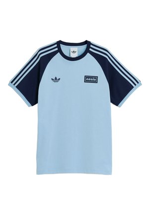 Svijetloplava i tamnoplava sportska košulja kratkih rukava s prugama na rukavima, Adidas logo i oznaka "oasis" na prsima.